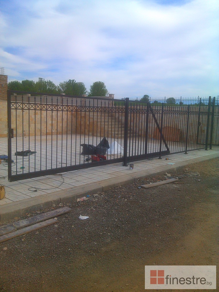 Метална ограда с портал за Вила в град Монтана 0