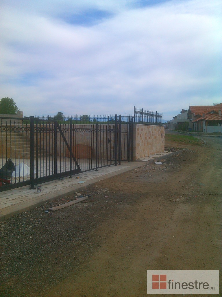 Метална ограда с портал за Вила в град Монтана 1
